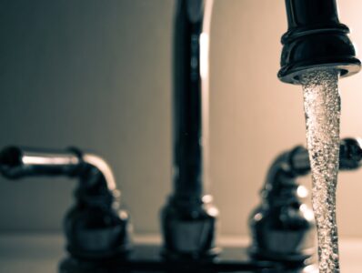 Oszczędzanie wody w mieszkaniu – czy usługi hydrauliczne mają na to wpływ?