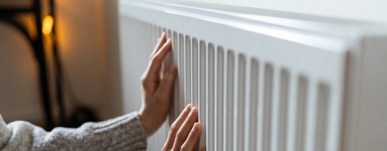 Dlaczego kaloryfer grzeje tylko do połowy? (i czemu odpowietrzanie nie zawsze pomaga)