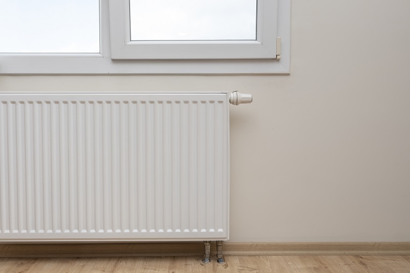 Dlaczego kaloryfer grzeje tylko do połowy? (i czemu odpowietrzanie nie zawsze pomaga)