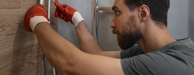 Wymiana baterii łazienkowej: na co hydraulik zwraca uwagę, a klient nigdy