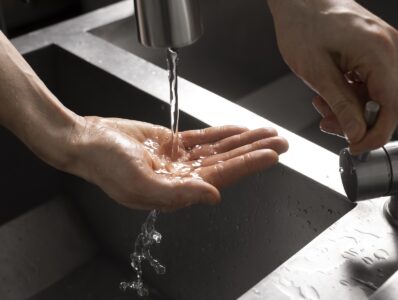 Dlaczego słychać stukanie w rurach po zakręceniu wody?