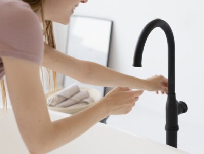 Dlaczego woda w kranie raz jest bardzo gorąca, a raz zimna? Przyczyny w blokach