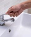 Czy częste zakręcanie wody może uszkodzić instalację hydrauliczną?