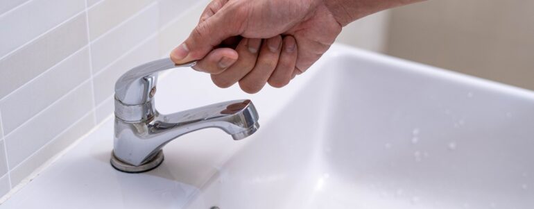Czy częste zakręcanie wody może uszkodzić instalację hydrauliczną?