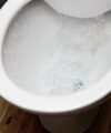 Dlaczego po spuszczeniu wody w toalecie słychać bulgotanie w rurach?