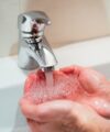 Dlaczego woda z kranu leci nierówno? Przyczyny skaczącego strumienia