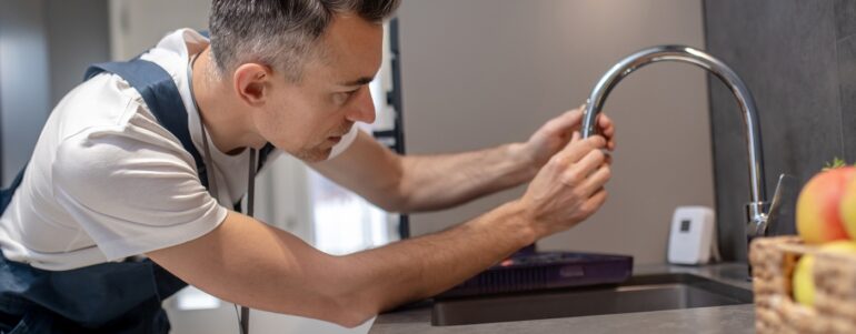 Dlaczego rury stukają po zakręceniu kranu? Przyczyny uderzeń w instalacji wodnej